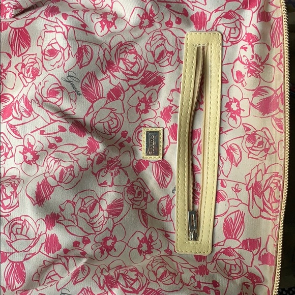 Guess purse - Picture 4 of 4